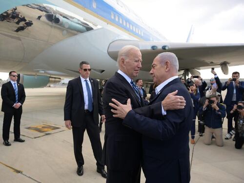 Biden abbraccia Netanyahu. "È come l'11 settembre, ma non rifate i nostri errori. Strage a Gaza? Non è vostra"