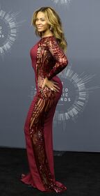 Khloé Kardashian sfida Beyoncé a suon di Lato B 7