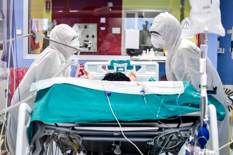 Covid, c'è il nuovo record: 31mila contagi e 199 morti
