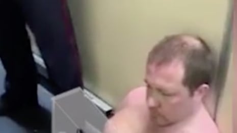 Russia, tenta di prendere un aereo nudo: "Sono più aerodinamico"