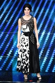 Sanremo 2017, gli outfit sexy della seconda serata 10