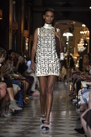 Uma Thurman e Naomi Campbell sfilano a Parigi  4