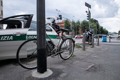 Ciclista investito da una moto a Milano: è gravissimo 3