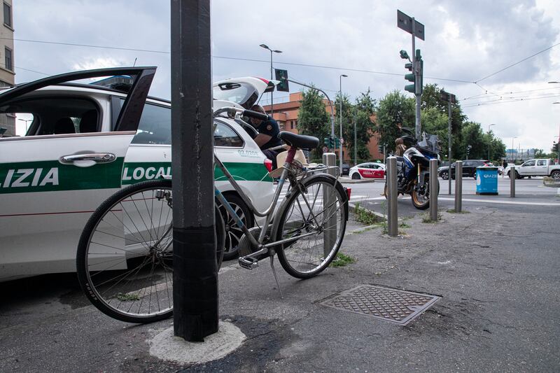 Ciclista investito da una moto a Milano: è gravissimo 3