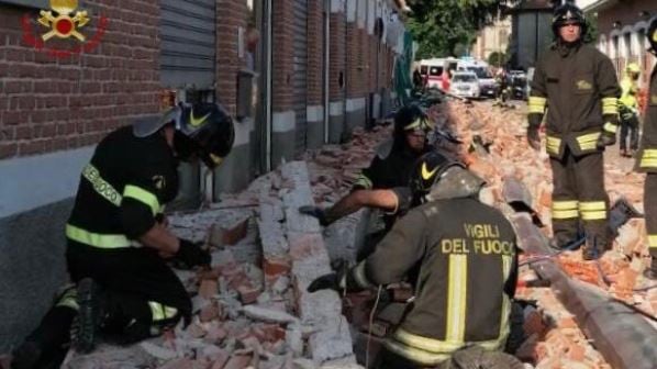 Albizzate, crolla cornicione: morta una mamma e i suoi due bambini