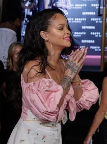 Rihanna, scollatura mozzafiato sul seno 21
