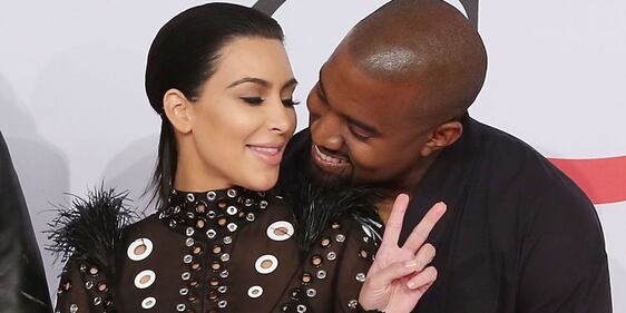 Kim Kardashian, tra passerelle e selfie hot 25