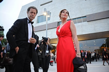 La Boschi rosso fuoco con l'abito scollatissimo 2