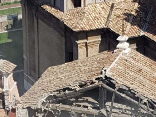 Roma, crollato il tetto di una chiesa del centro