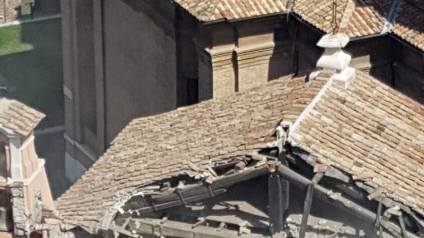 Roma, crollato il tetto di una chiesa del centro