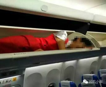Nonnismo in volo: hostess chiuse nelle cappelliere degli aerei 3