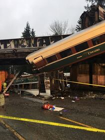 Seattle, treno deraglia e precipita sull'autostrada 22