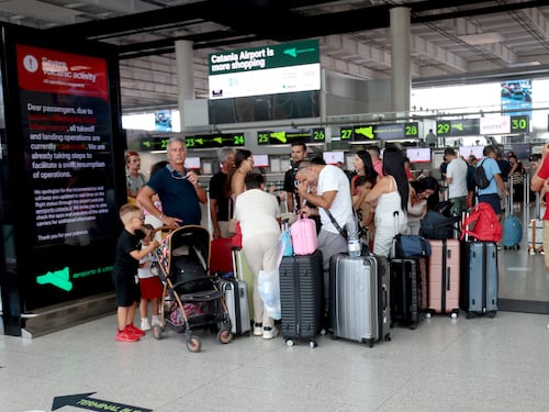 Scende l’allerta per l’Etna: riapertura scalo Catania prevista alle 14
