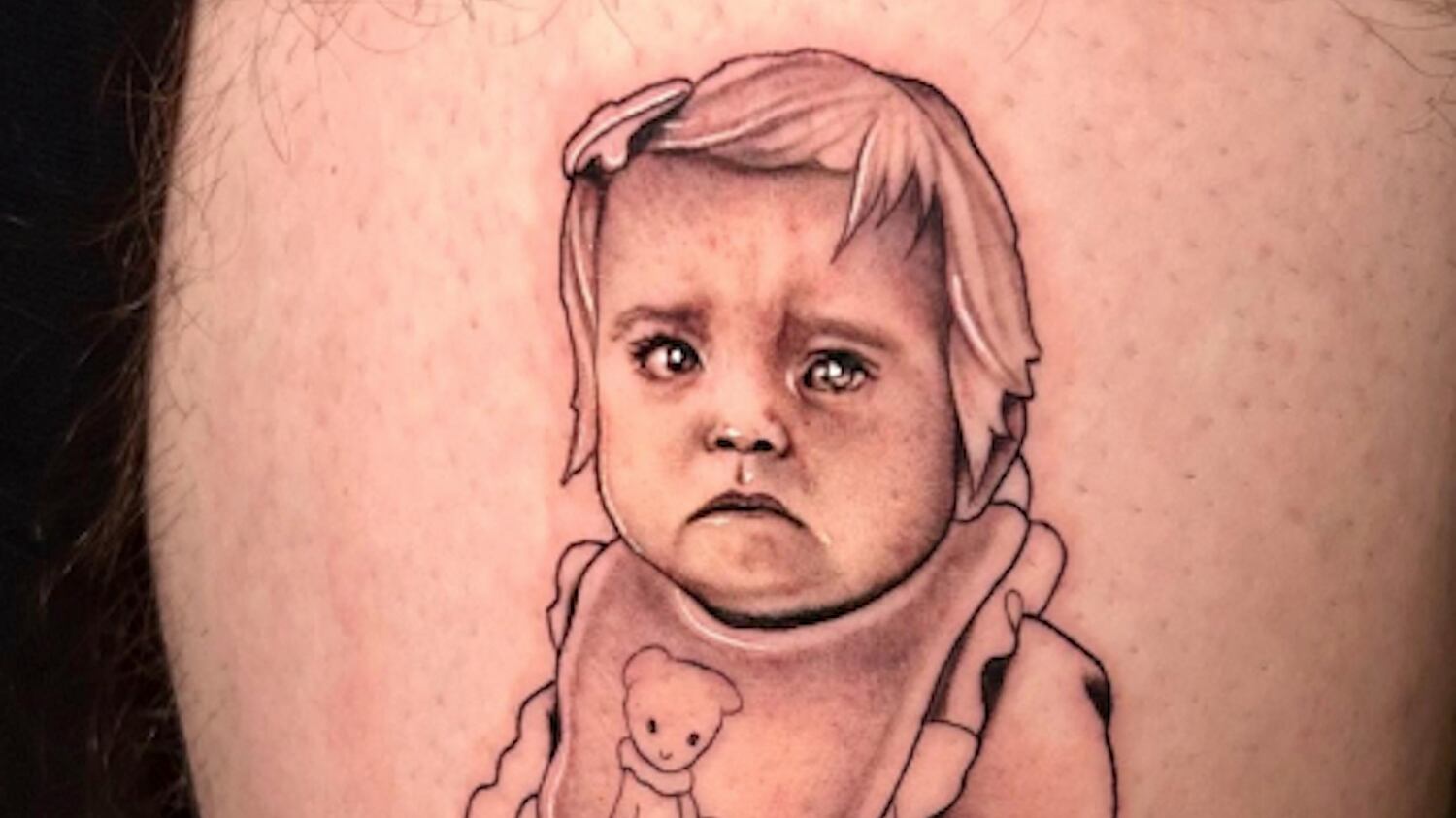 “Denuncialo...”. Pioggia di critiche sul nuovo tatuaggio di Fedez (con Vittoria)