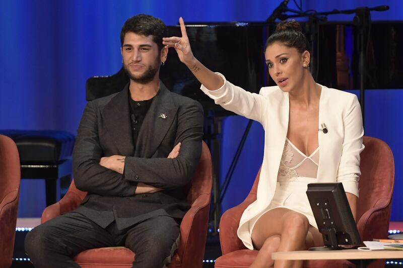 Belen Rodriguez sexy al Maurizio Costanzo Show 2