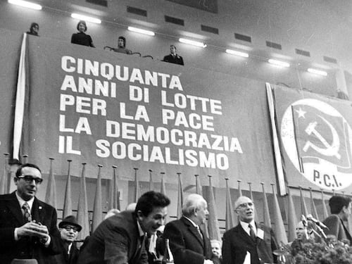 La sinistra senza leader sogna Enrico Berlinguer per dimenticare Elly Schlein