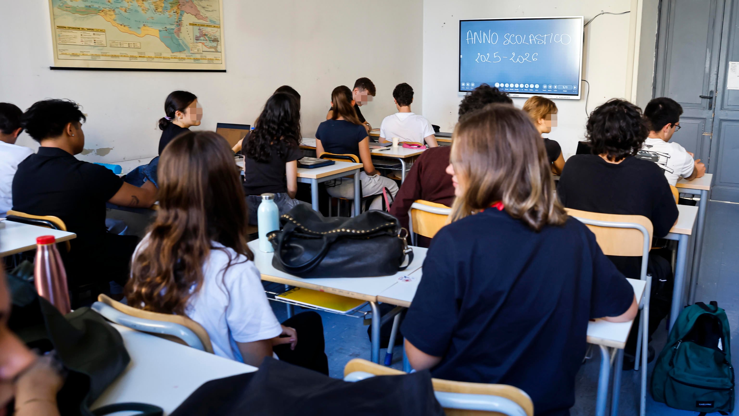 Choc a Novara, genitori picchiano il figlio per i voti a scuola: scattata la doppia denuncia