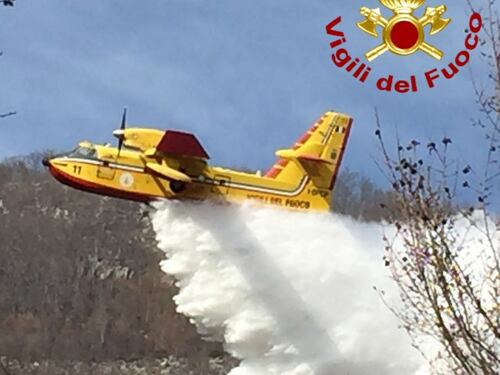 Incendi, elicotteri a terra per via della riforma Madia La Francia manda canadair