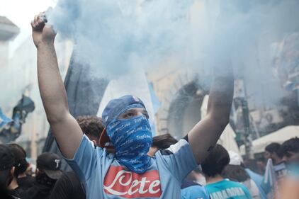 Il Napoli vince lo scudetto e la città impazzisce di gioia 3