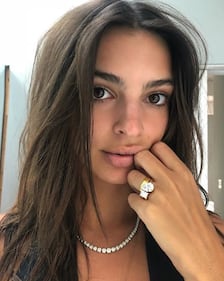 Emily Ratajkowski, topless per il primo anno di matrimonio 2
