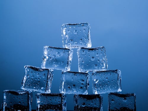 Come ottenere il ghiaccio dall'acqua bollente