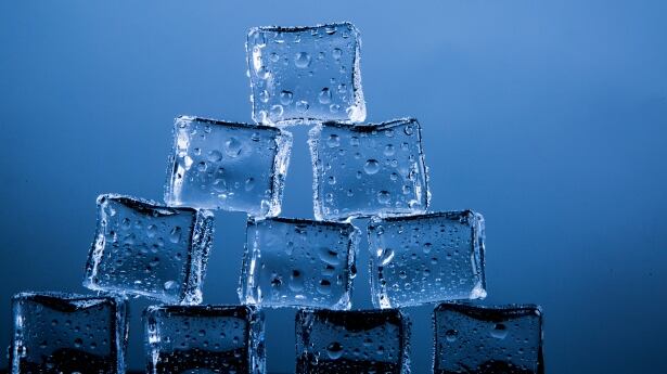 Come ottenere il ghiaccio dall'acqua bollente
