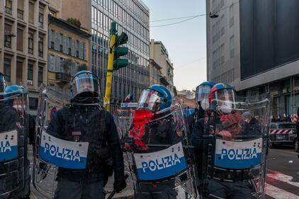 Scontri tra studenti e forze dell'ordine sotto la sede di Assolombardia a Milano 1