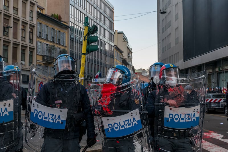 Scontri tra studenti e forze dell'ordine sotto la sede di Assolombardia a Milano 1