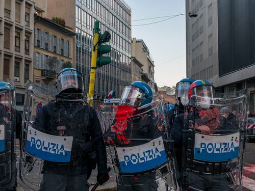 Scontri tra studenti e forze dell'ordine sotto la sede di Assolombardia