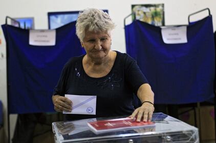 Il popolo greco al voto. Anziani e bambini alle urne per un nuovo governo 8