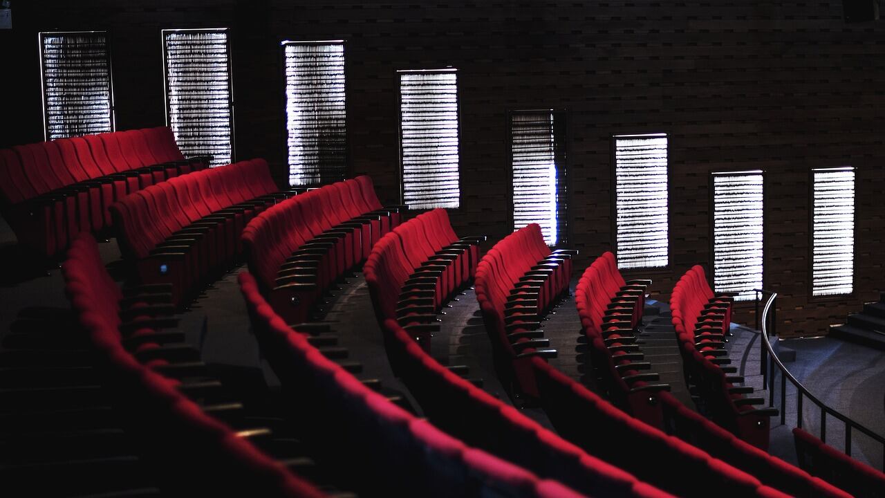 Incidente assurdo: spettatore morto sulla poltrona di un cinema