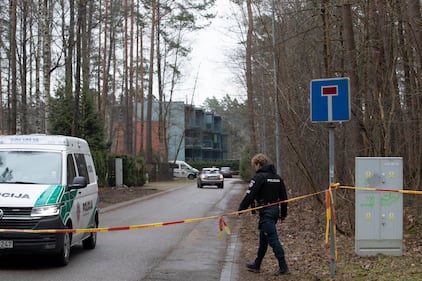 Polizia fuori casa di Vokov 2