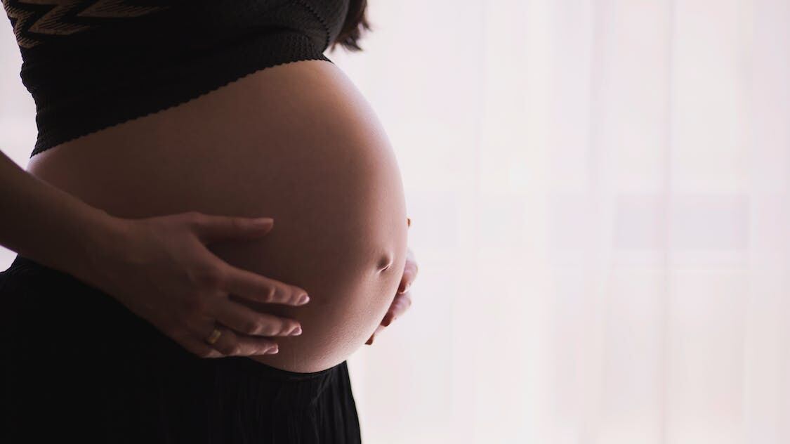Lo schiaffo di Strasburgo alla famiglia tradizionale: c'è l'ok all'utero in affitto