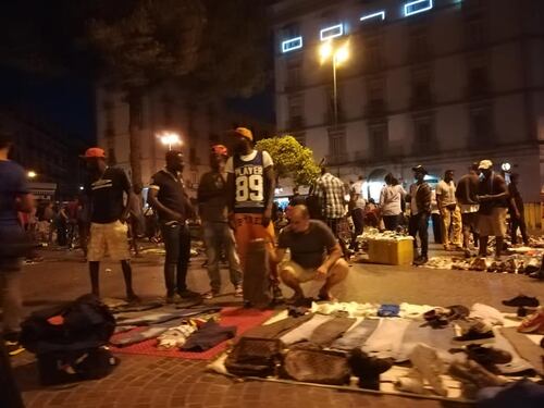 Napoletani contro De Magistris: "I migranti dove li metti? Noi qui non li vogliamo"