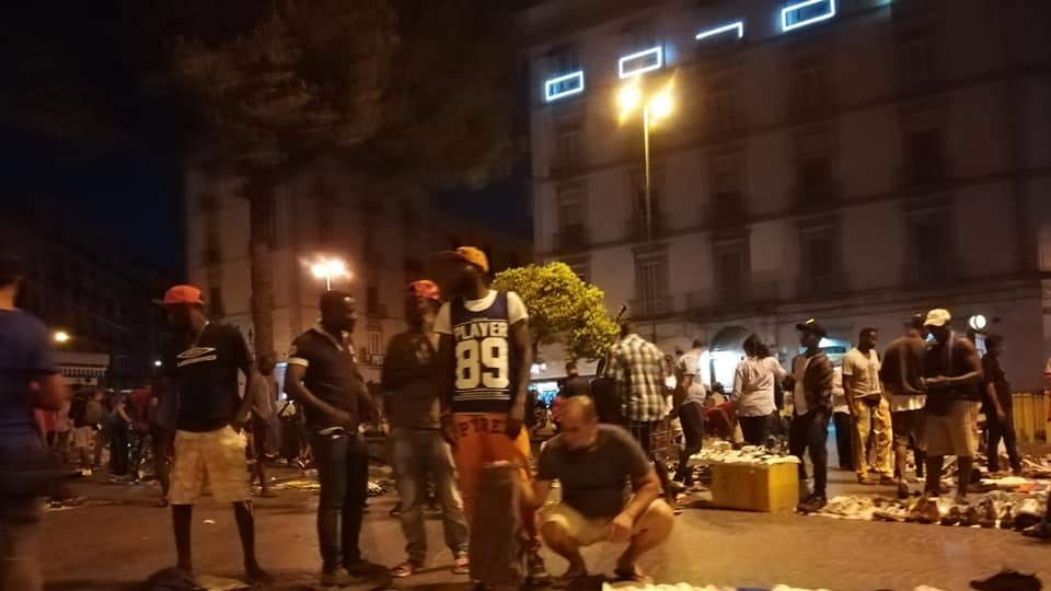 Napoletani contro De Magistris: "I migranti dove li metti? Noi qui non li vogliamo"