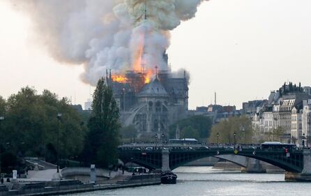 Parigi, la cattedrale di Notre Dame in fiamme 3