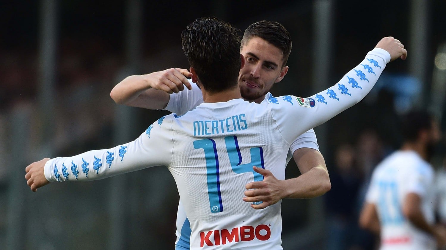 Mertens stende il Cagliari: il Napoli si prende il secondo posto