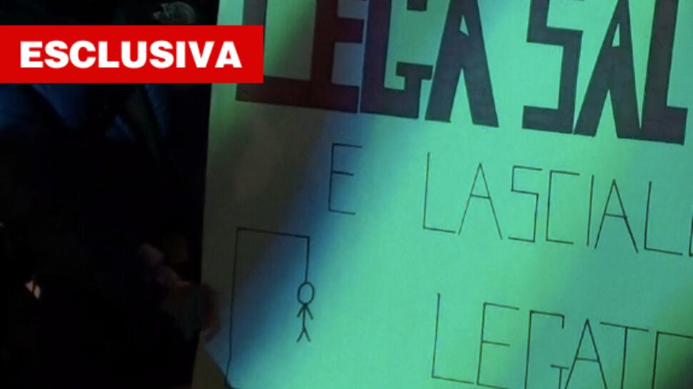 L'attacco choc delle sardine: Salvini impiccato sui manifesti