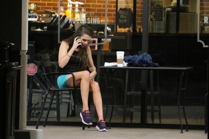 Scandalo a Hollywood: Alicia Arden mostra il lato b in un caffè 8