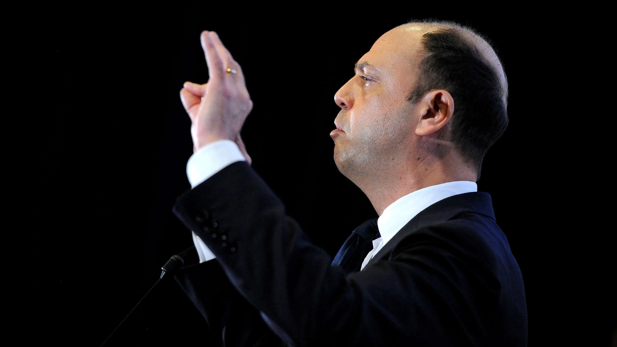 Angelino dimezzato e a secco di voti cerca il patto con Forza Italia