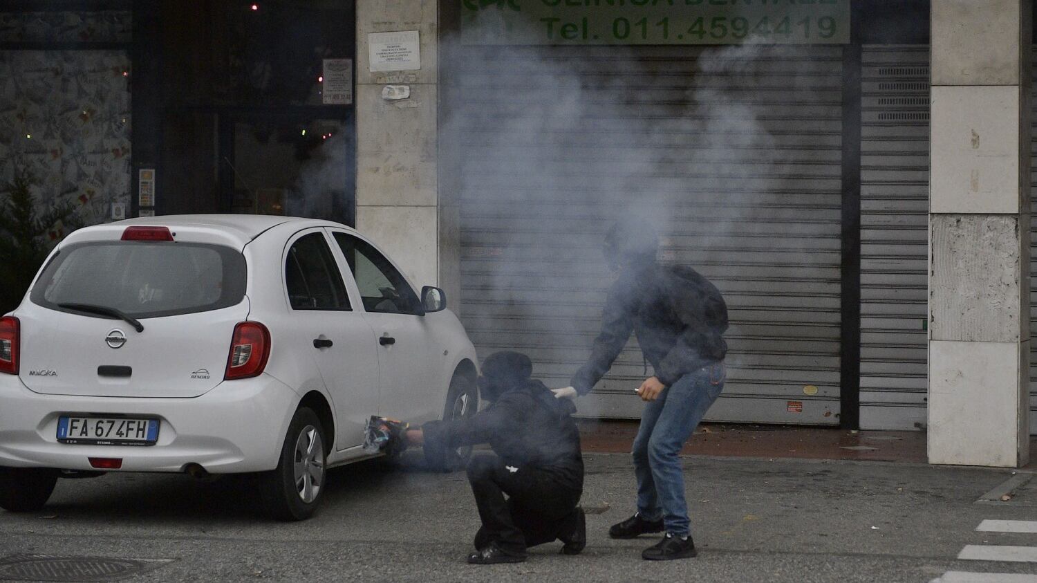 G7, la polizia sotto attacco: roghi in strada e bombe carta