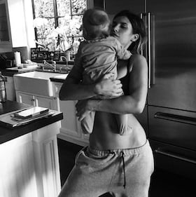 Elisabetta Canalis e Maddalena Corvaglia, bikini e bimbe 22
