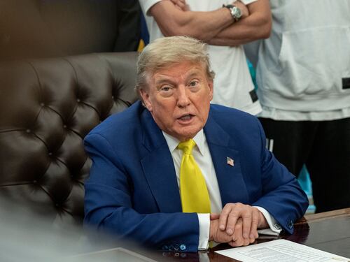 Trump deciderà entro 15 giorni. "Possibile negoziare con l'Iran"