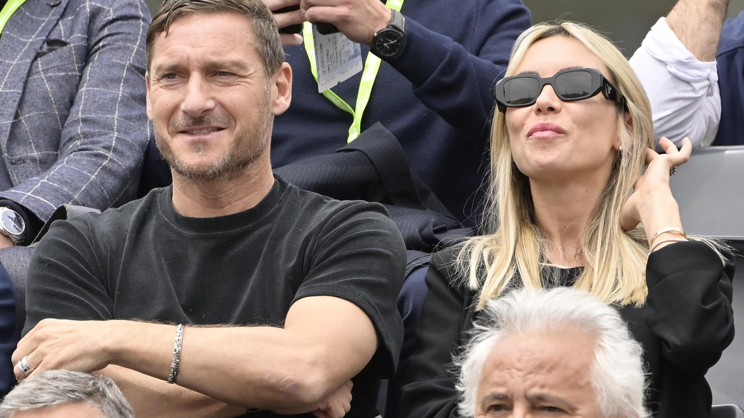 Totti chiede lo sconto sull'assegno familiare. Ma i bonifici milionari lo inguaiano