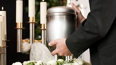 "Cani trattati meglio di mia madre". Dove sono finite le ceneri della signora?