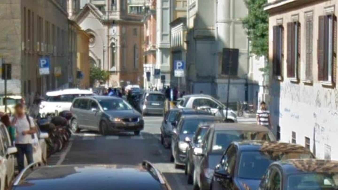 Raffica di calci e pugni al titolare del negozio Poi il tunisino lo rapina