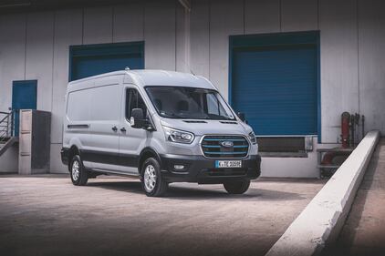 Ford E-Transit, il furgone più venduto al mondo diventa 100% elettrico. La prova di un professionista