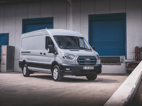 Ford E-Transit, il furgone più venduto al mondo diventa 100% elettrico. La prova di un professionista