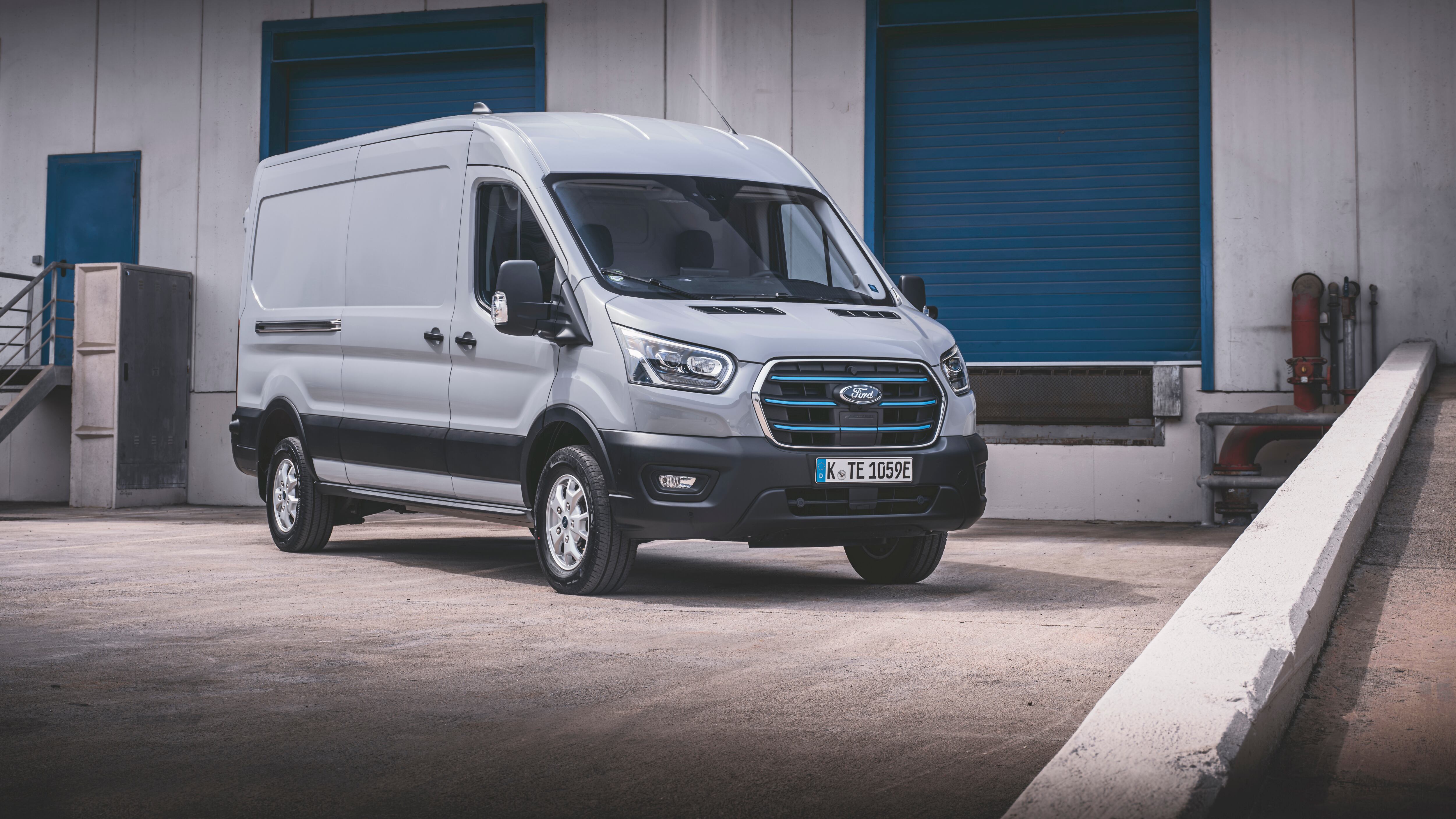Ford E-Transit, il furgone più venduto al mondo diventa 100% elettrico. La prova di un professionista