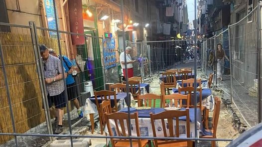 Tavolini di un ristorante in un cantiere edile: denunciati i titolari